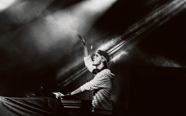 Avicii höjer handen för att hälsa på sina 13 000 fans.