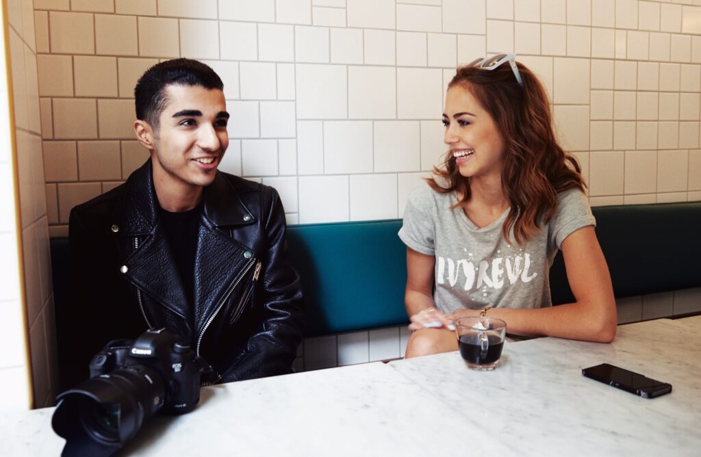 Fotografen Rami Hanna och Kenza Zouiten på restaurangen Babel Deli i Stockholm.