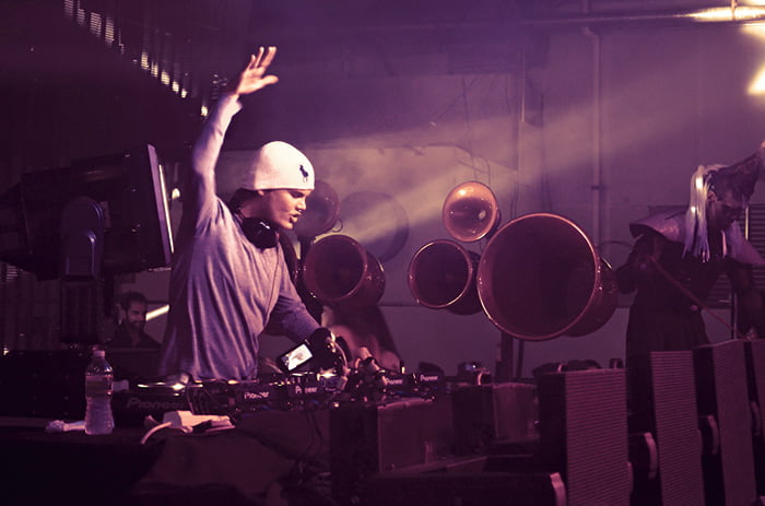 Avicii höjer handen för att hälsa på sina 13 000 fans