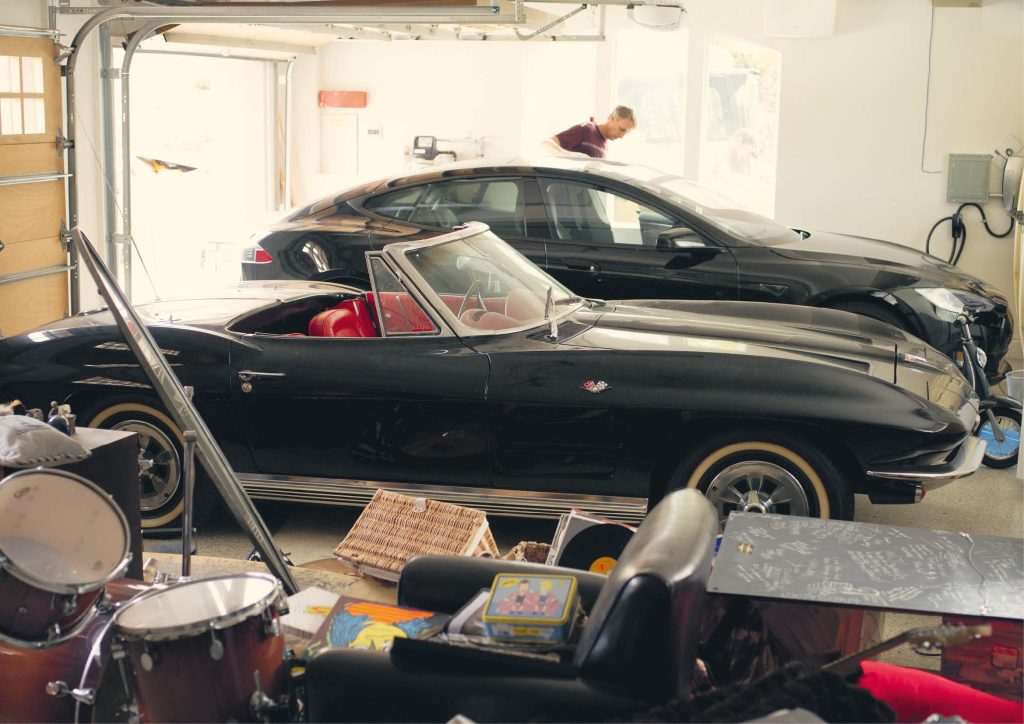 Tony Hawk i ett garage.