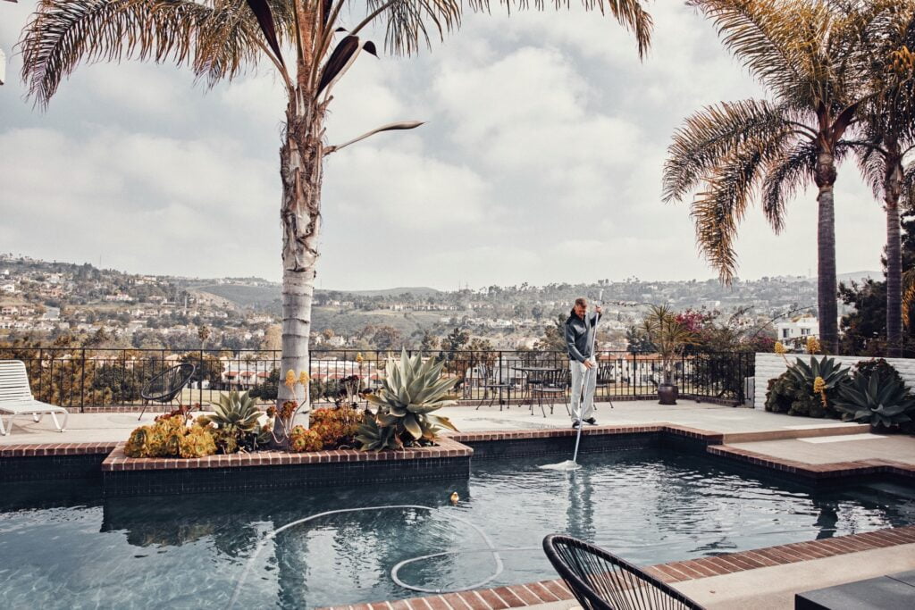 Niclas Luthman rensar poolen i Bel Asir