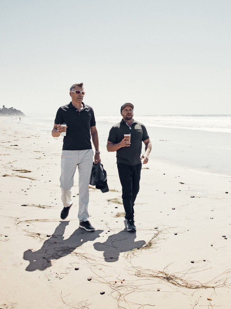 Niclas Luthman p&aring; stranden med Erik Lennartsson