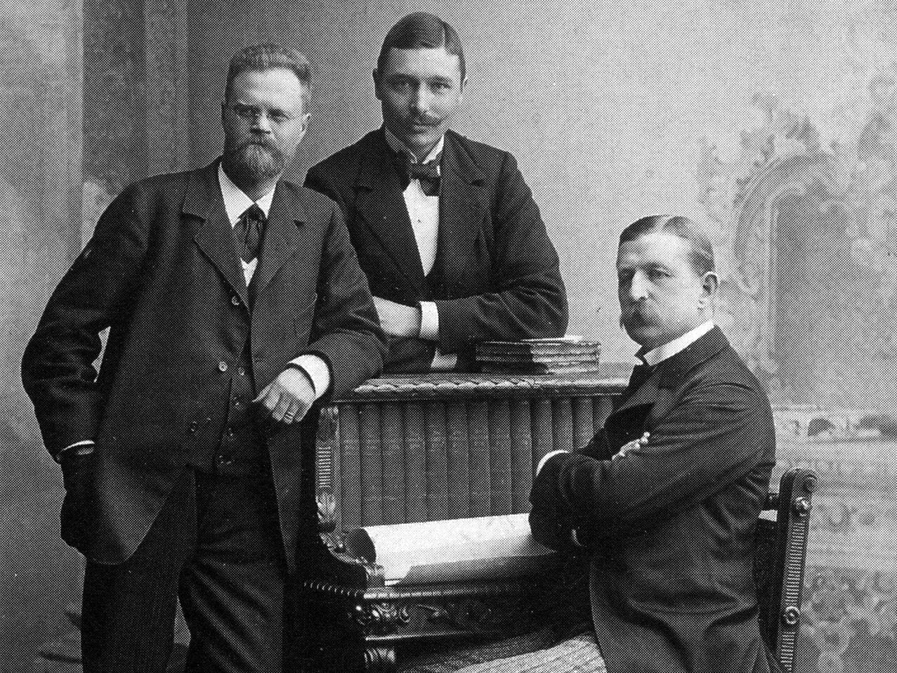 Ingenjören S. A. Andrée, Knut Fraenkel och Nils Strindberg försökte 1897 att flyga vätgasballongen Örnen från Svalbard med målet att passera Nordpolen.