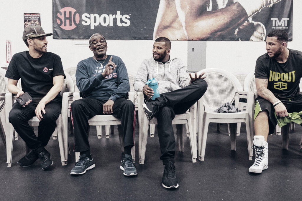 Andretr&auml;nare Mike Leanardi, domaren Larry Byrd, Badou Jack och Sam Clarkson jr skvallrar om vad som h&auml;nder i boxningens v&auml;rld efter ett sparringpass.