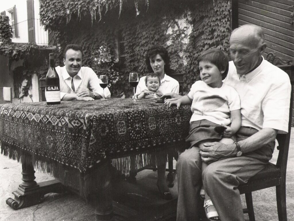Vintage svartvit foto p&aring; en familj som provar r&ouml;dvin.
