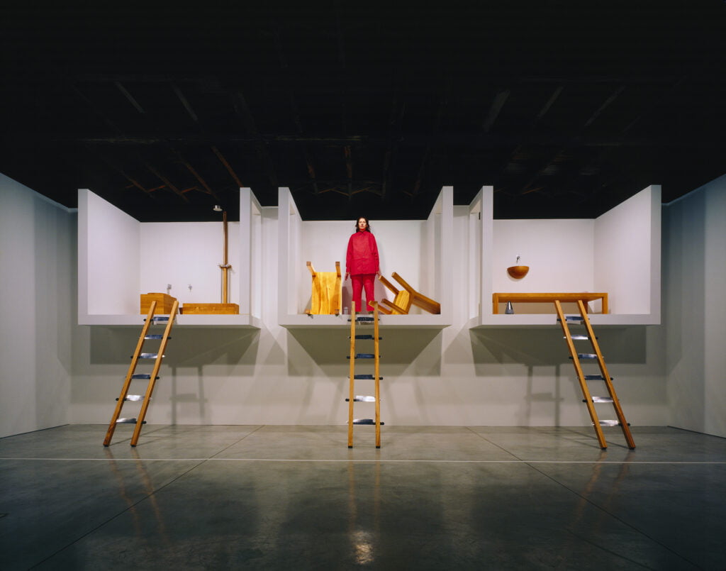 The house with the ocean view: Under tolv dagar 2001, bodde Marina Abramović p&aring; tre specialbyggda plattformar inne p&aring; The Sean Kelly Gallery i New York. N&auml;r som helst kunde publiken komma och bes&ouml;ka henne och stanna s&aring; l&auml;nge de ville.