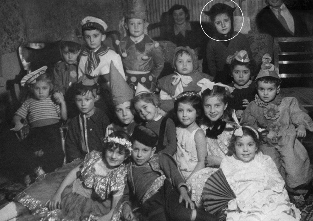 Fyra&aring;riga Marina Abramović p&aring; maskerad i Belgrad 1950, utkl&auml;dd till dj&auml;vul.