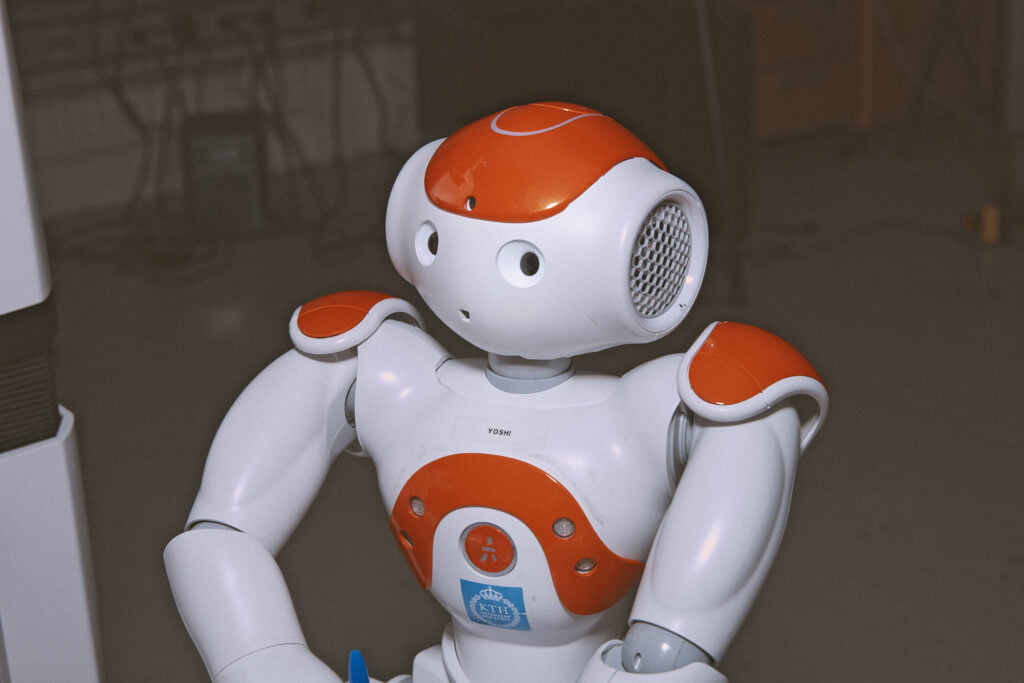Roboten Nao, fr&aring;n Aldebaran Robotics i Frankrike. Ett av fem exemplar p&aring; KTH som studerar hur robotar kan samarbeta med varandra.