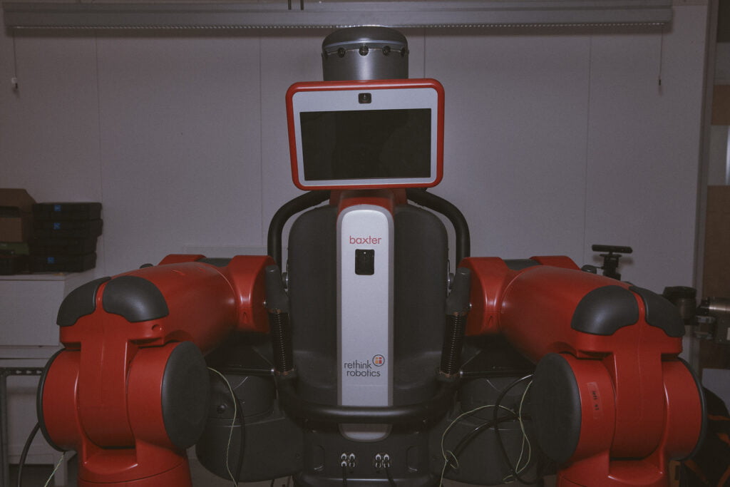 Roboten Baxter anv&auml;nds f&ouml;r att studera hur en robot plockar upp ett f&ouml;rem&aring;l, till exempel en stekspade, och anv&auml;nder det.