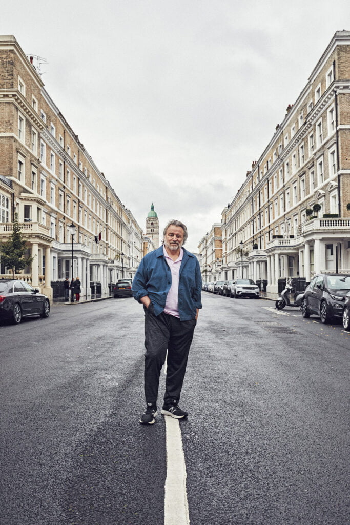 En man st&aring;r mitt i en gata i London.