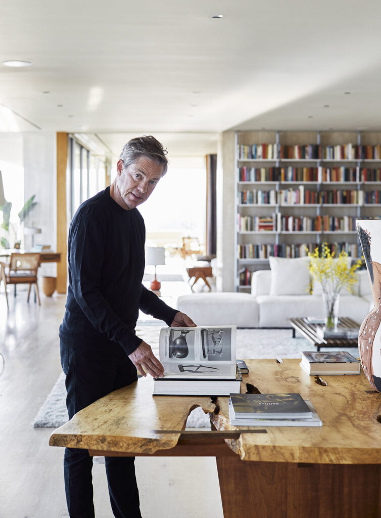 Nicolas Berggruen framf&ouml;r b&ouml;cker i sin l&auml;genhet i Sierra Tower