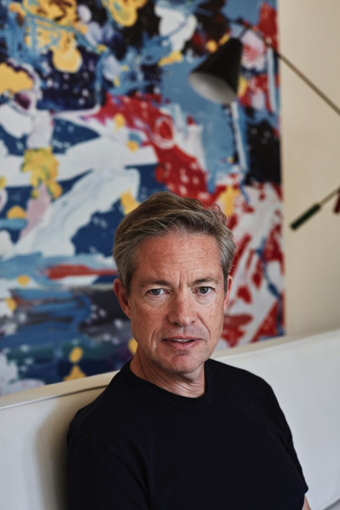 Nicolas Berggruen framf&ouml;r tavla i sitt hem