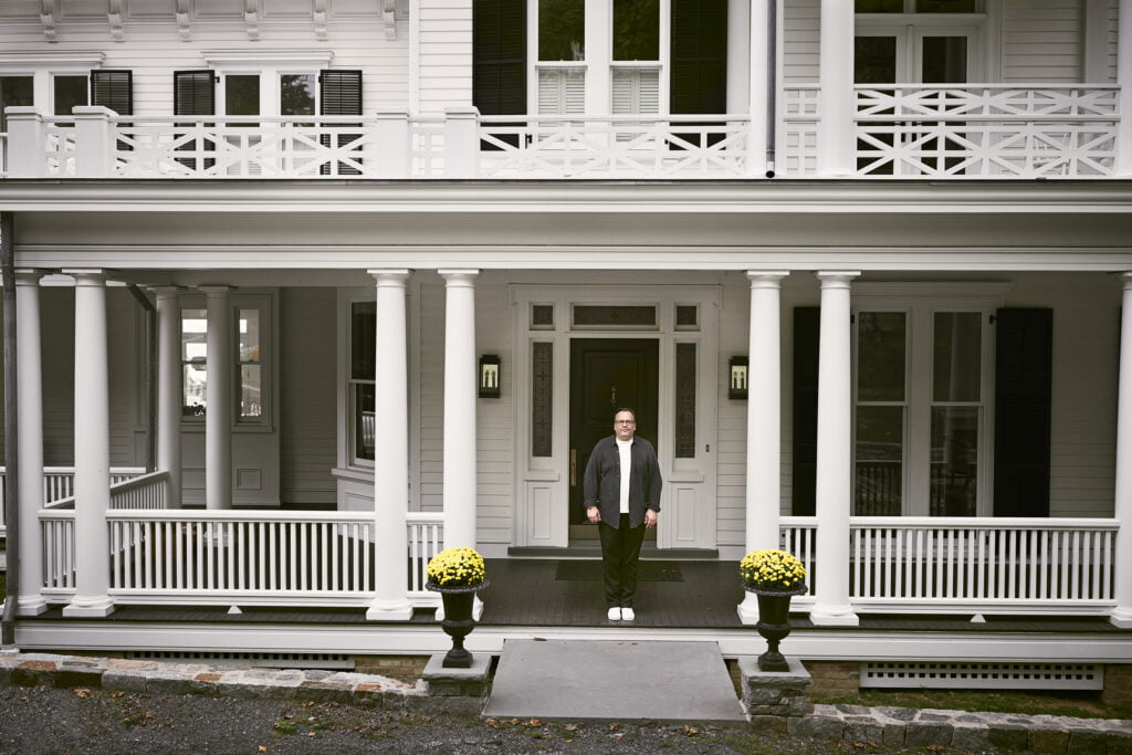 Linus Karlsson utanför sitt hus i Tarrytown.