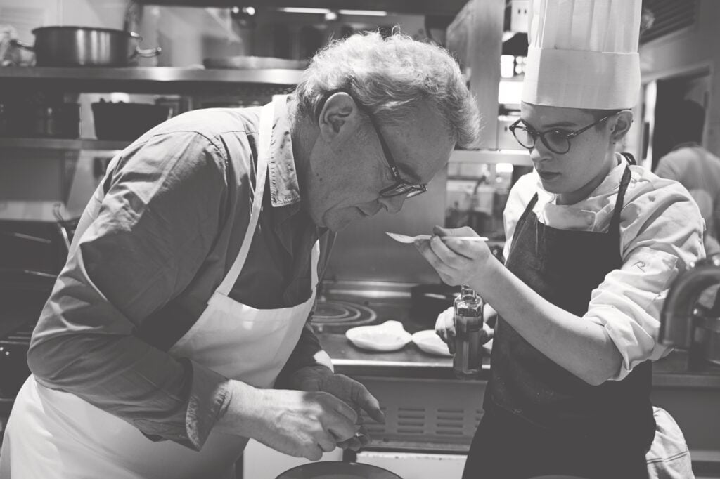 Alain Passard &auml;r till skillnad fr&aring;n m&aring;nga andra stj&auml;rnkockar st&auml;ndigt n&auml;rvarande i k&ouml;ket.