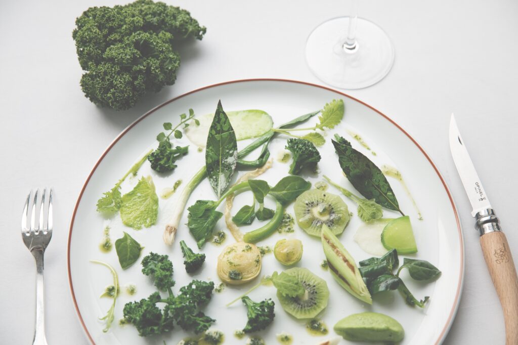 Alain Passard skapar en r&auml;tt som en tavla. H&auml;r har han kombinerat ingredienser som kiwi, broccoli och v&aring;rl&ouml;k.