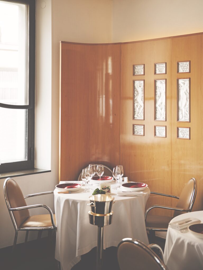 Tio &aring;r efter att Alain Passard tog &ouml;ver L&rsquo;Arp&egrave;ge fick restaurangen tre stj&auml;rnor i Guide Michelin, och de finns kvar &auml;n i dag.
