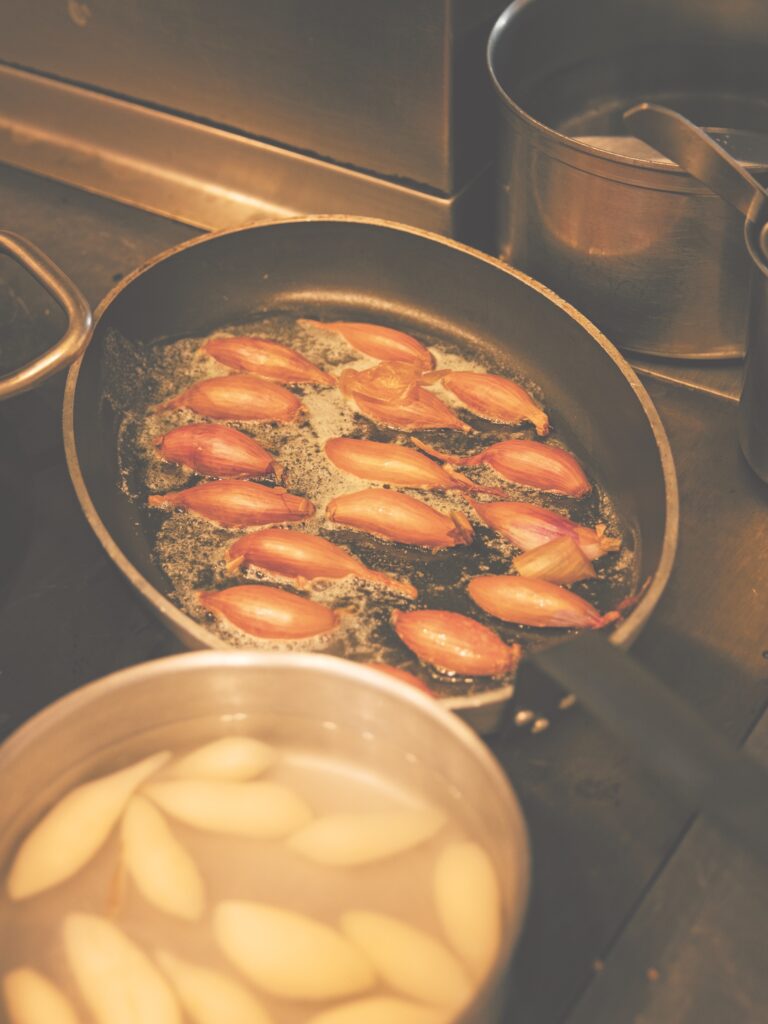 Schallottenl&ouml;k som puttrar i rikligt med sm&ouml;r &ndash; p&aring; L&rsquo;Arp&egrave;ge tillagas ingredienserna l&aring;ngsamt &ouml;ver l&aring;ga temperaturer.