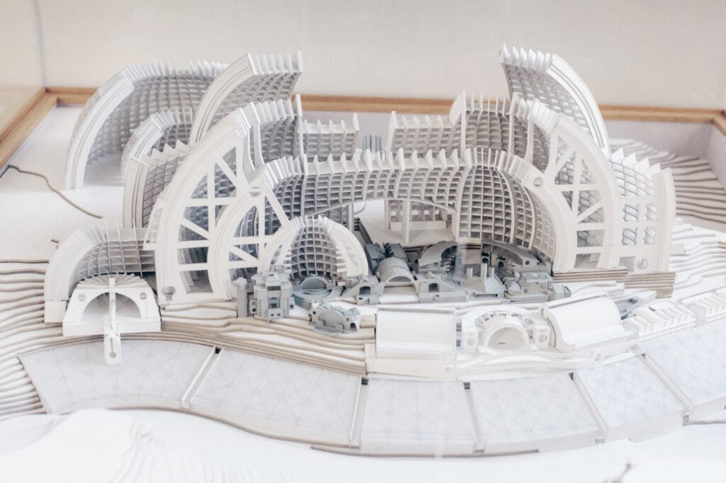 3D-modell av Paolo Soleris masterplan. Det gr&aring; omr&aring;det &auml;r byggt.
