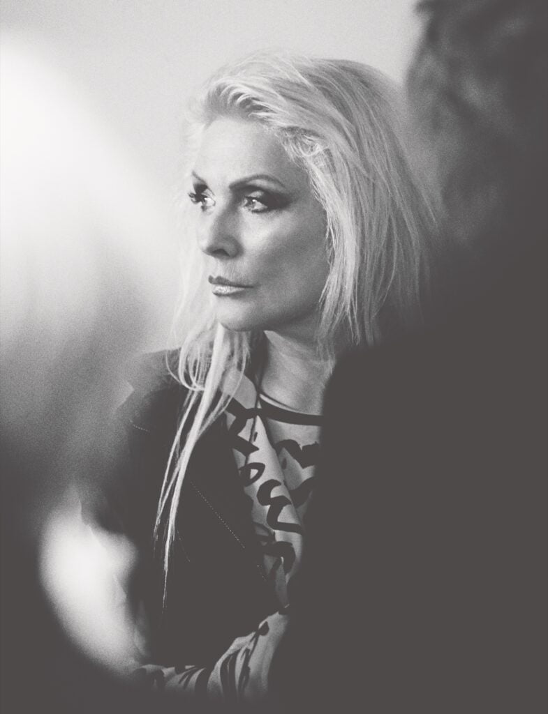 Debbie Harry minuterna innan hon ska upp på scenen vid Times Square och spela inför en miljonpublik.