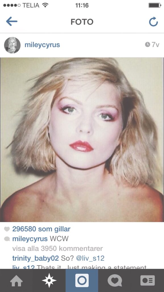 Miley Cyrus postade bilden på Debbie Harry på Instagram med kommentaren "WCW", förkortningen för Woman Crush Wednesday.