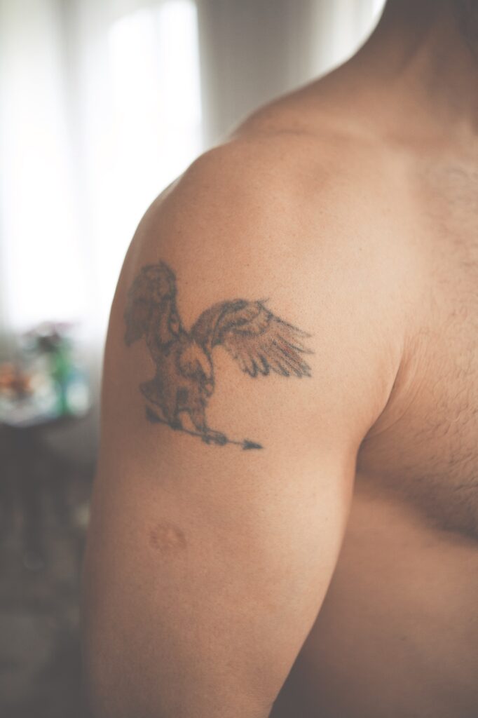 När Gago var 18 år tatuerade han hapkidosymbolen, örnen. Han var först med tatueringen som skulle bli en av Sveriges mest kända.