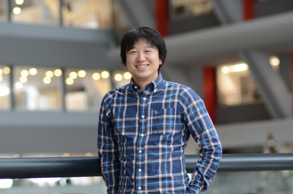 Shigetaka Kurita uppfann emojisymbolerna i slutet av 1990-talet, f&ouml;r att f&ouml;renkla kommunikationen i det d&aring; begr&auml;nsade sms-utrymmet. Inspirationen kom fr&aring;n v&auml;derprognoser och kanji &ndash; ett japanskt eller kinesiskt tecken f&ouml;r ett ett helt ord.