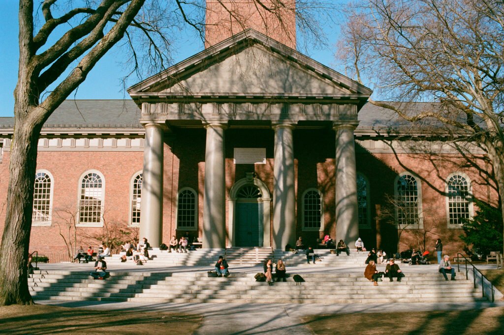 Harvard etablerades som läroverk långt tidigare än USA blev ett enat land.