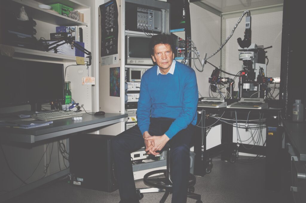 Henry Markram byggde sitt första labb 1992.Efter 20 000 experiment lyckades han kartlägga en liten del av mushjärnan.