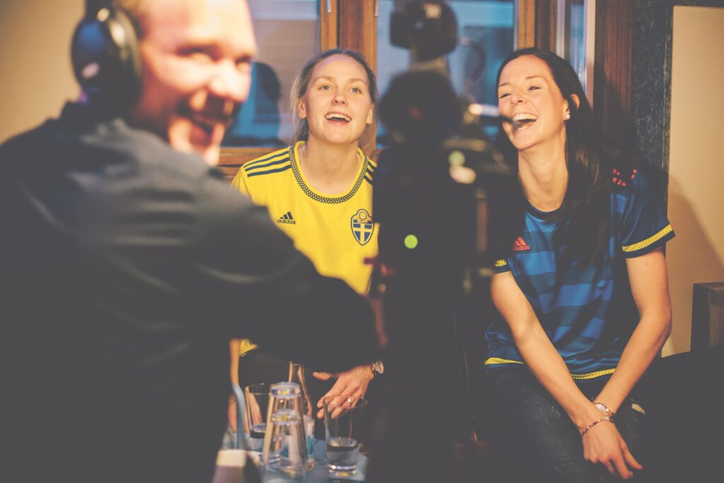 Lisa Dahlqvist och Lotta Schelin visar upp damlandslagets nya matchst&auml;ll p&aring; en presstr&auml;ff i januari. Tr&ouml;jorna har designats av svenska modeduon Altewai Saome.