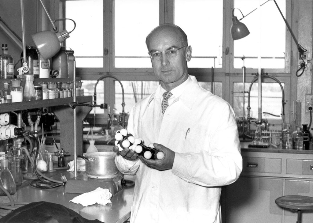 1943 upptäckte farmakologen Albert Hofmann av misstag de dramatiska effekterna av LSD.