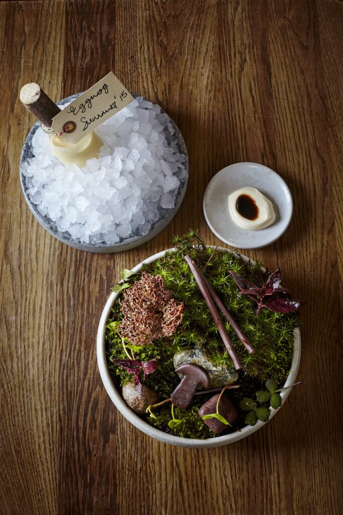 Dessert med chokladdoppade detaljer serverade med eggnogg med smak av fläder.