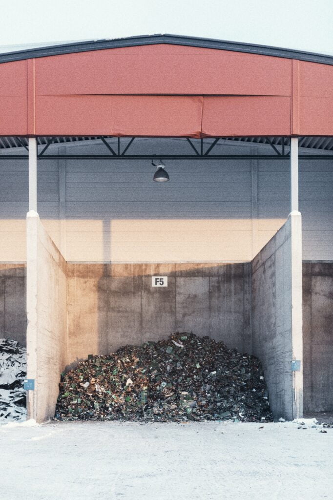 Kretskort som väntar på återvinning. 1 ton innehåller cirka 20 procent koppar.