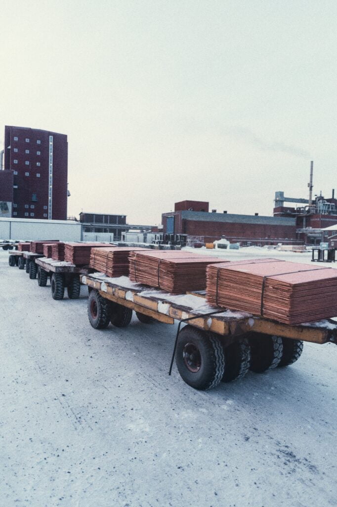 Varje dag transporteras färdiga kopparplåtar med tåg till Helsingborg. En bunt omfattar cirka fyra plattor, väger 2,5 ton och är värd 135 000 kronor.