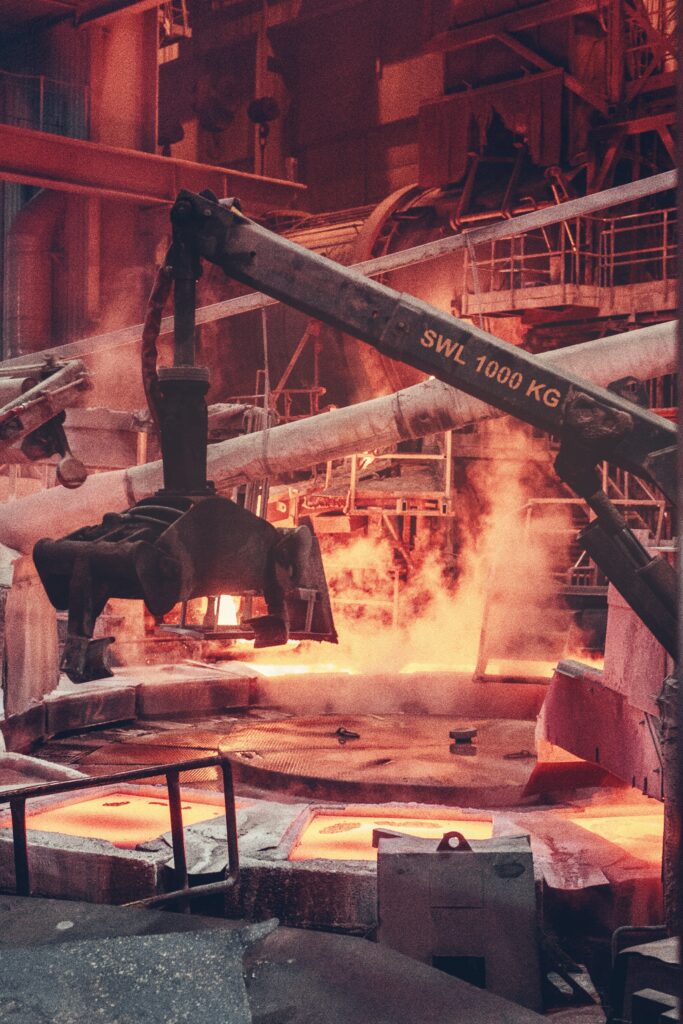 1 200 grader varm smälta gjuts till fyrkantiga plattor, innehållande koppar, guld och silver, i en roterande "plättlägg".