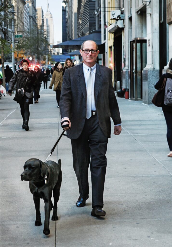 Tom Penn och hans labrador Beast på södra Manhattan.