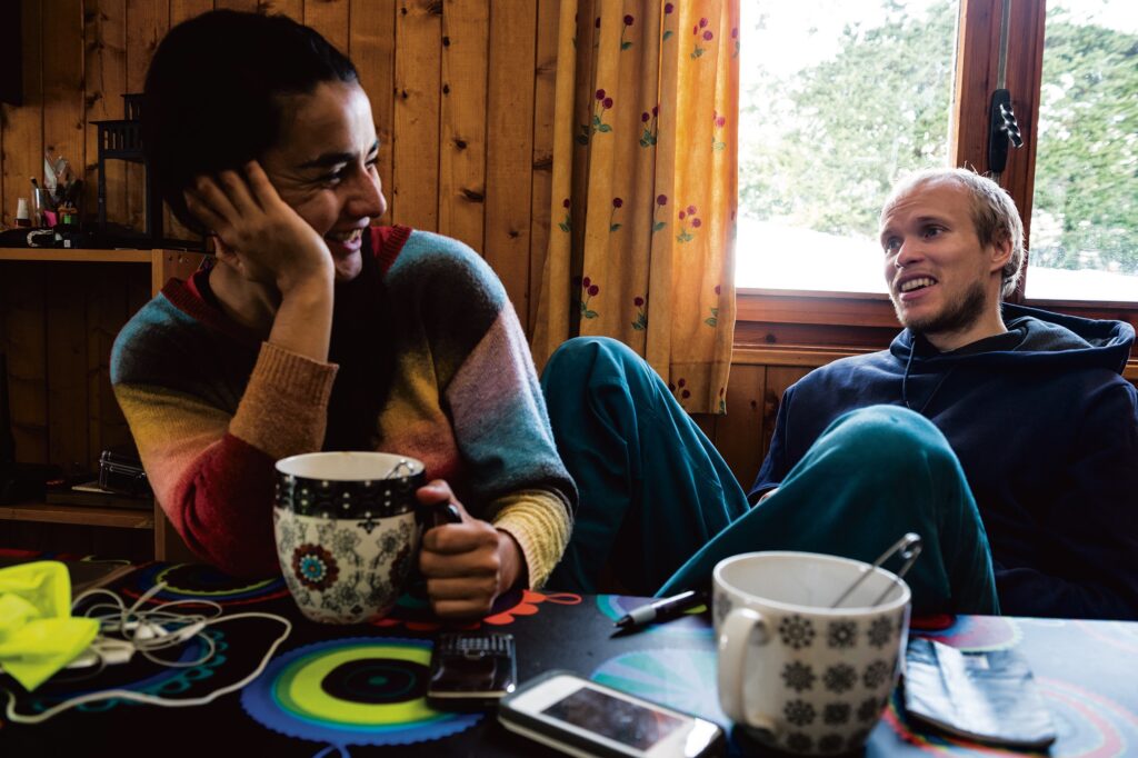 Sambon heter Alejandra Campos och &auml;r yogainstrukt&ouml;r. Yoga &auml;r en viktig del i parets liv.