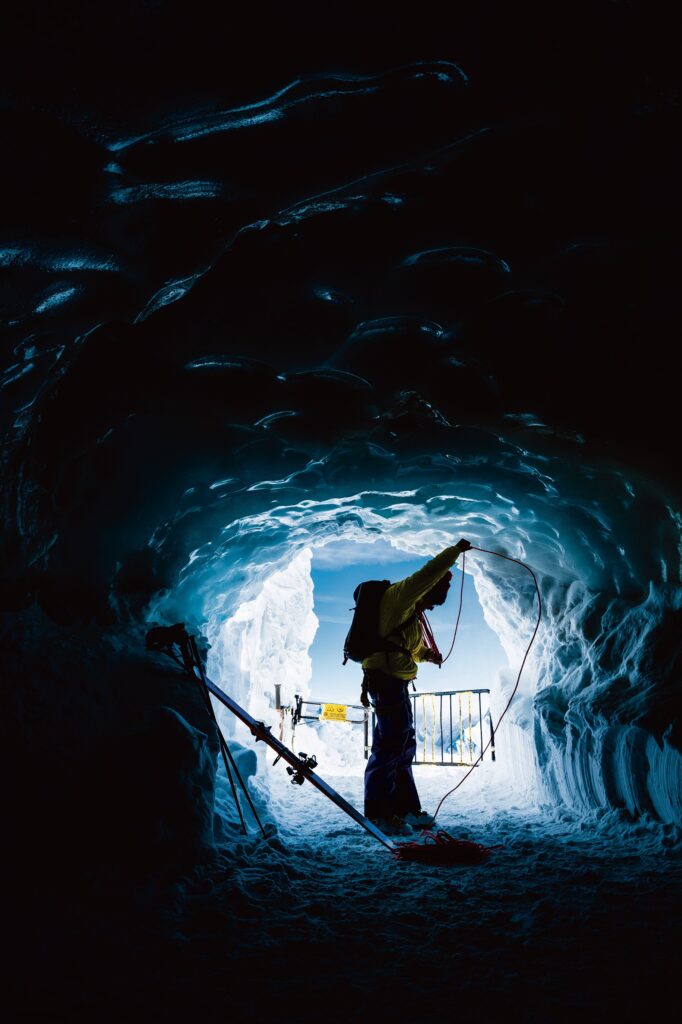 Andreas Fransson i en grotta inf&ouml;r Aiguille du Midi