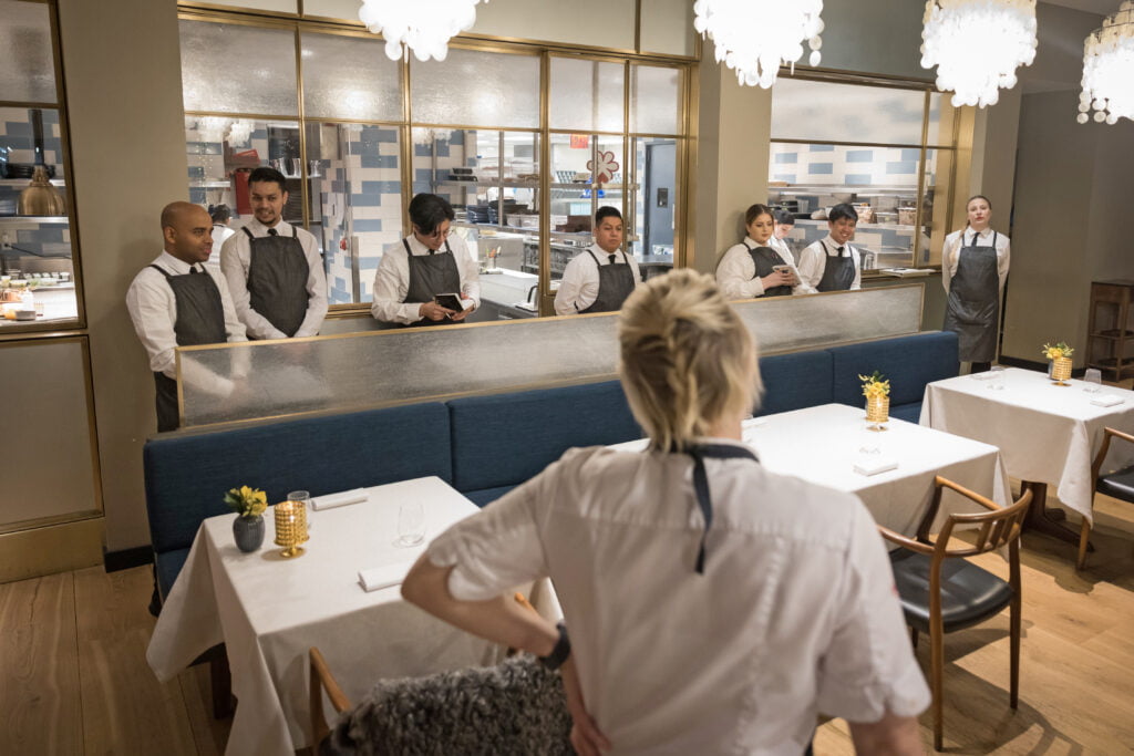 Kocken Emma Bengtsson har möte med personalen på Aquavit.