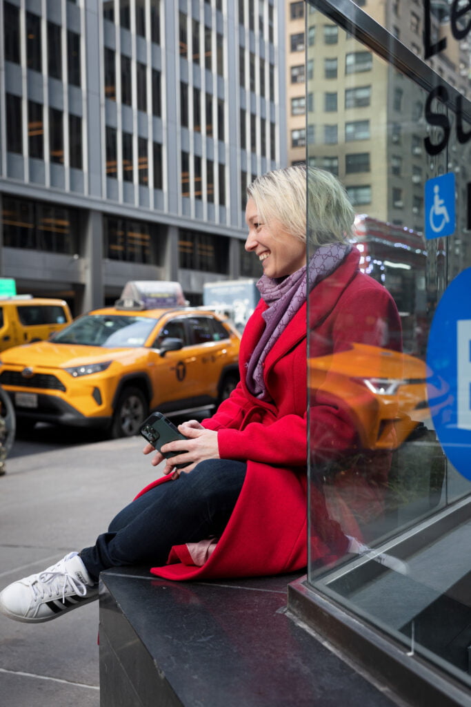 Emma Bengtsson sitter i fönster