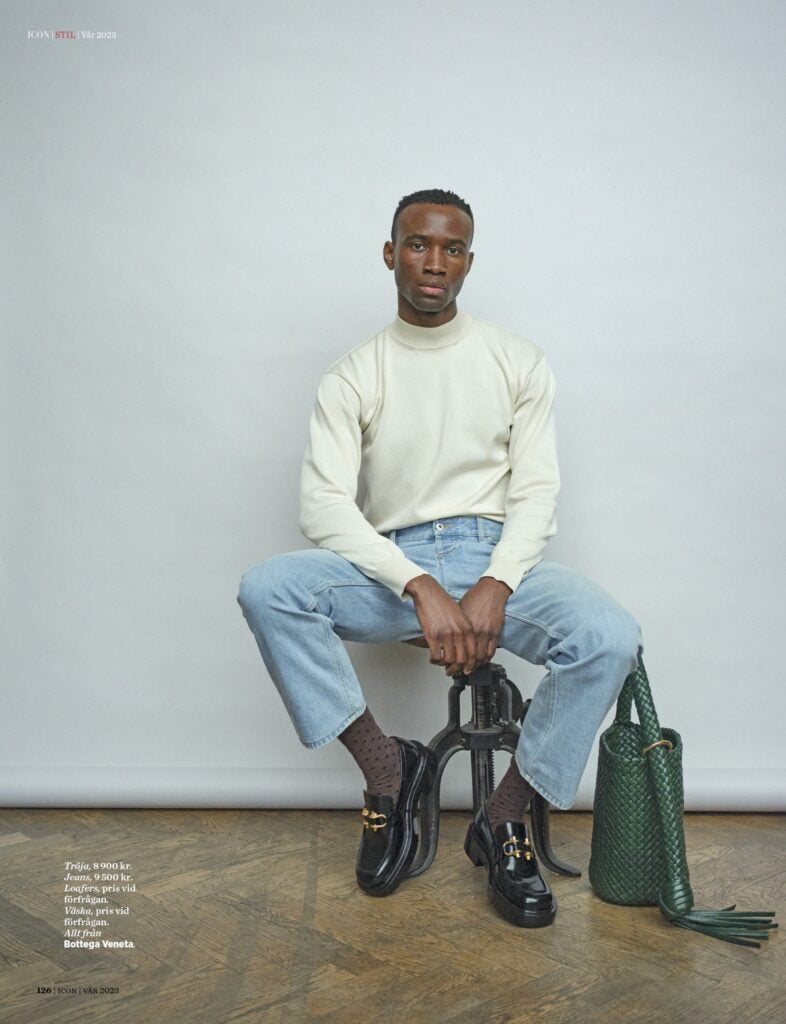 Tr&ouml;ja. Jeans. Loafers, pris vid f&ouml;rfr&aring;gan. V&auml;ska, pris vid  f&ouml;rfr&aring;gan.  Allt fr&aring;n  Bottega Veneta.

