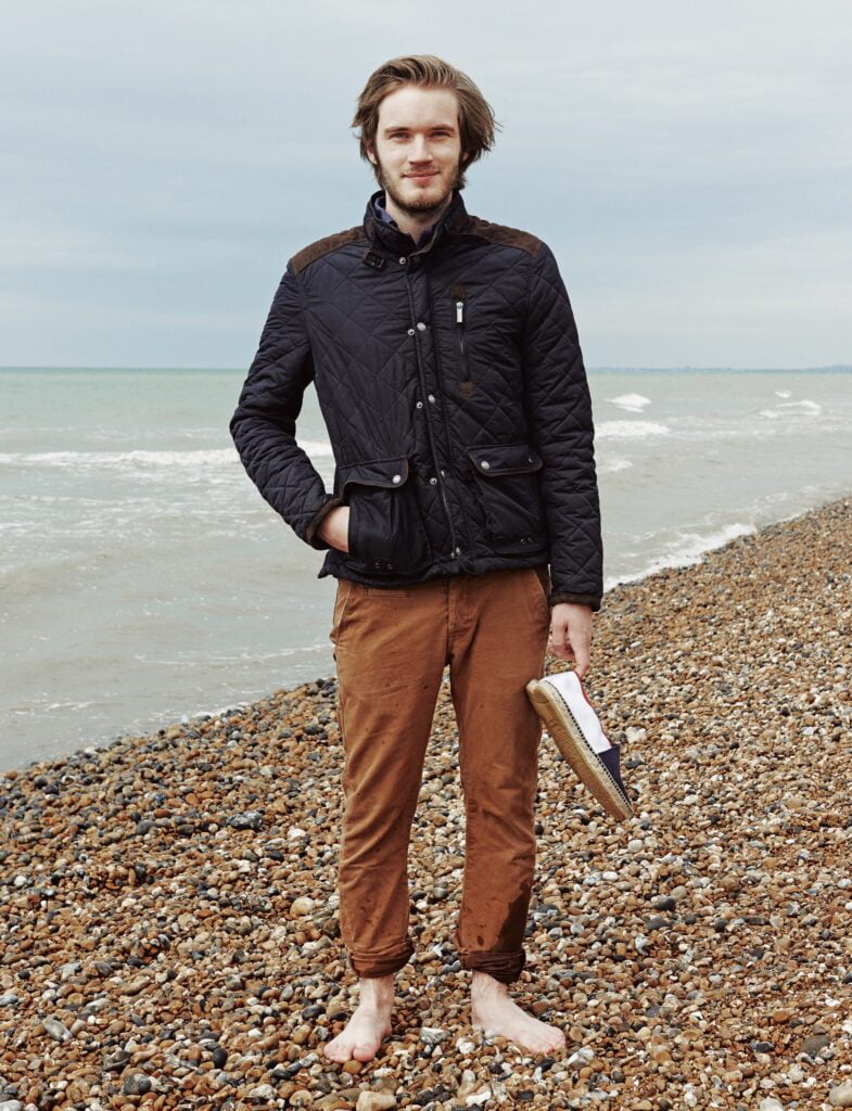 Felix Kjellberg, aka Pewdiepie, p&aring; stranden i Brighton.