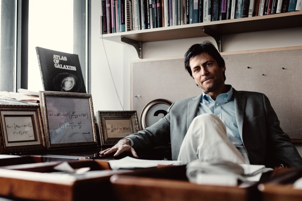 Max Tegmark vid skrivbord p&aring; MIT.