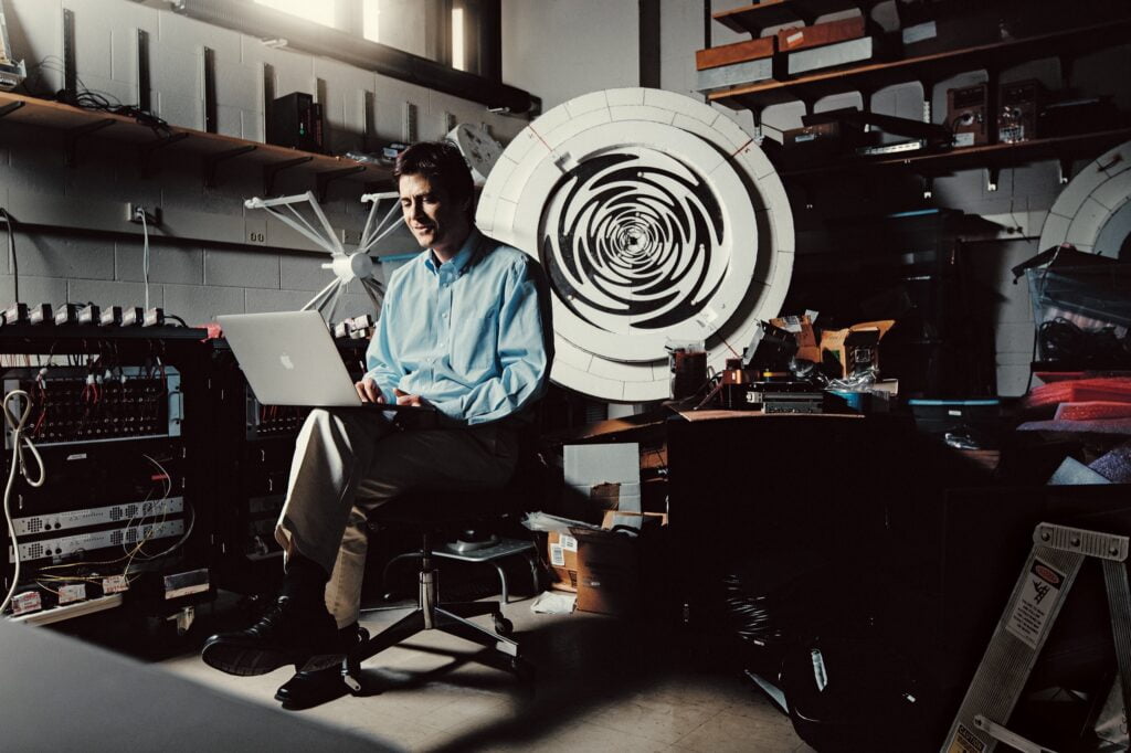Max Tegmark i sin forskargrupps laboratorium p&aring; MIT. Till v&auml;nster om honom syns tv&aring; av de 128 antenner som de har anv&auml;nt f&ouml;r att fotografera rymden.