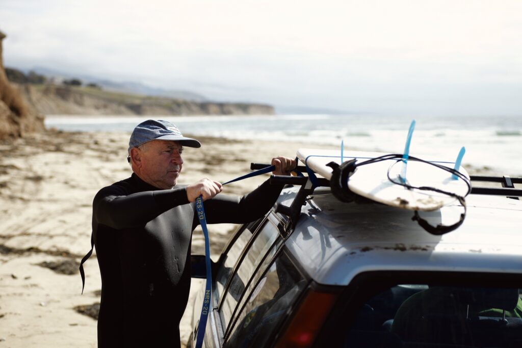 Yvon Chouinard monterar surfbr&auml;da p&aring; bilen