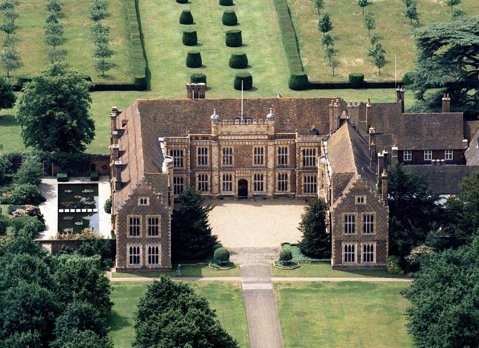 Alisher Usmanovs herrgård Sutton Place i Surrey i England byggdes redan år 1525.
