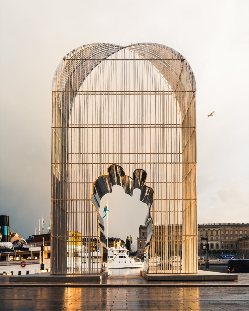 Under 2022 stöttade Brilliant Minds konstnären och aktivisten Ai Wei Wei med det publika verket Arch utanför Nationalmuseet i Stockholm. Trots den burformade bågen kan människor gå rakt igenom den.