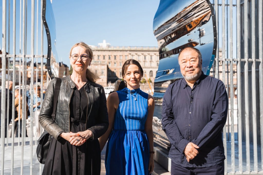 Verket var det första av fem publika verk som kommer att lanseras av Brilliant Minds. inom fem år.