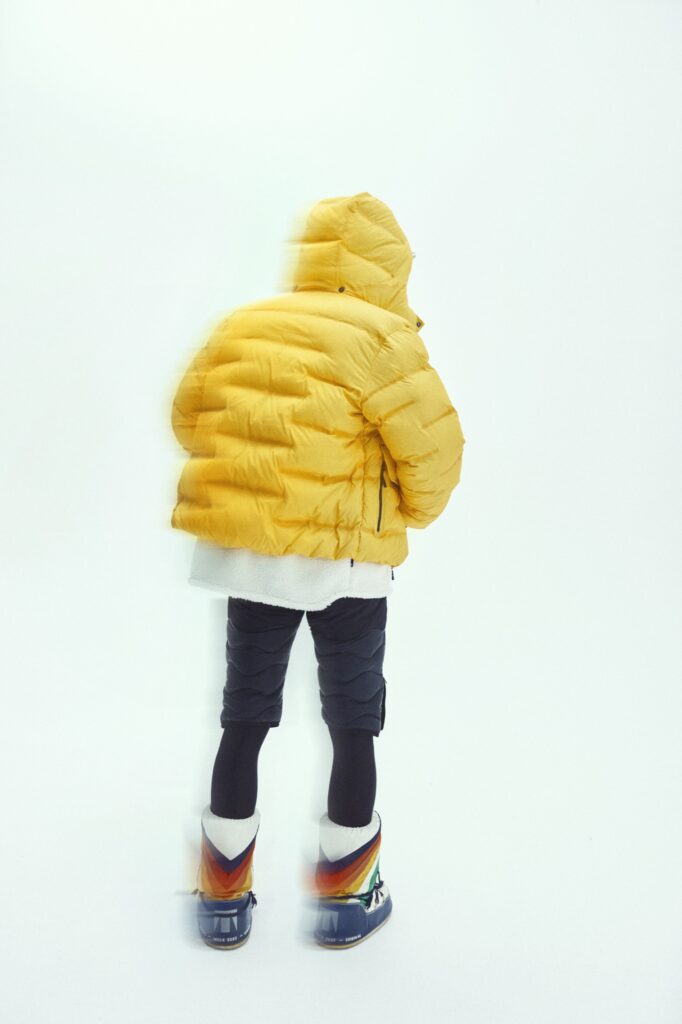 Man fotad bakifrån med kläder från North Face, Timberland, Peak Performance, McKinley och Moonboots