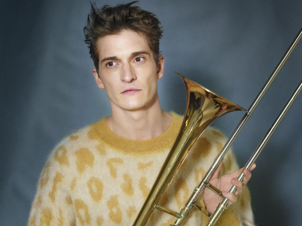 Modell med trombon och kläder från Isabel Marant och Adnym Atelier