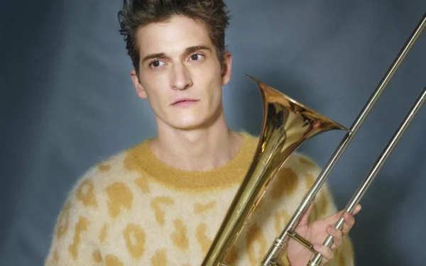 Modell med trombon och kläder från Isabel Marant och Adnym Atelier